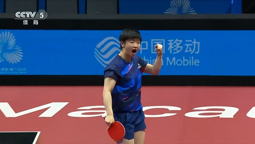 上演精彩对攻！孙颖莎关键局连拿3分逆转 握拳怒吼庆祝全场沸腾