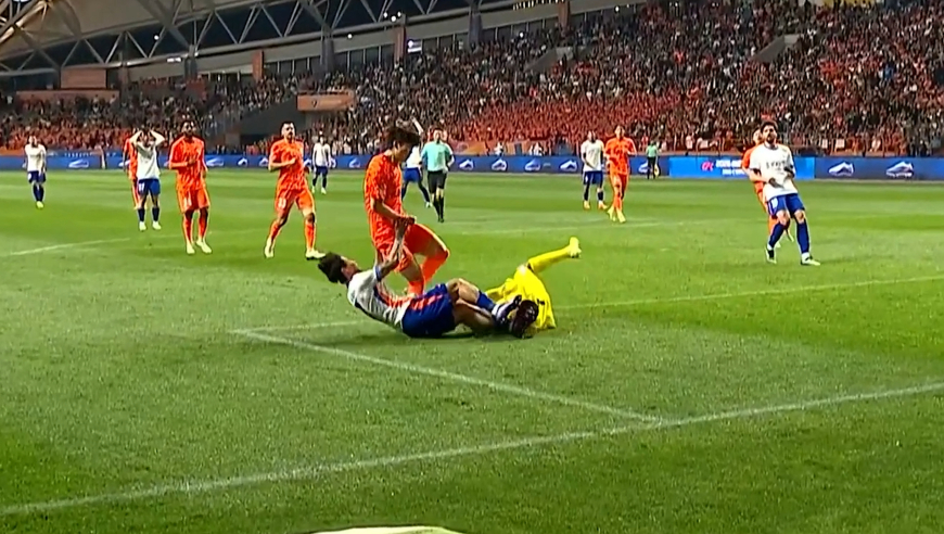 谢文能禁区停球过大与门将对撞：鞋钉直刮鲍亚雄脸上触目惊心，被裁判直红罚下