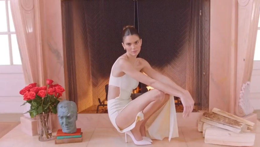 体坛记忆｜卡戴珊中最漂亮的詹娜私生活有多奢靡？换个男友买一套房