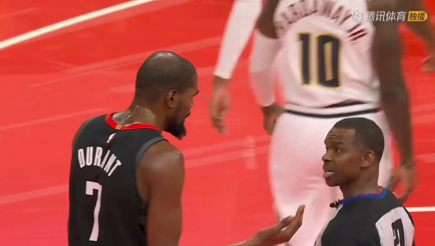 这不给犯规？杜兰特突破上篮被背后犯规 裁判未吹阿杜直接摊手