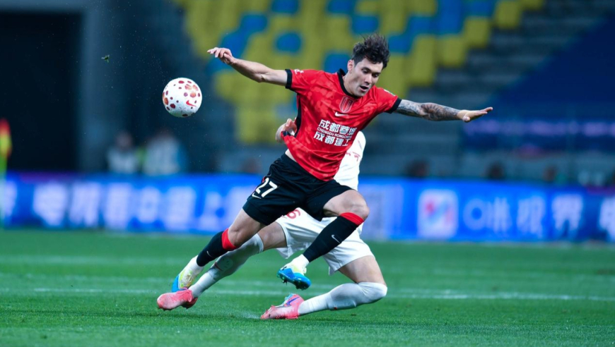 有点抽象！胡荷韬传中，拜合拉木凌空抽射变解围球直飞边线