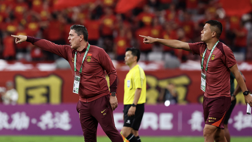 曾被讽&ldquo;大脚尼奥&rdquo;！53岁名帅3年连带2支国足进亚洲8强 532太神了