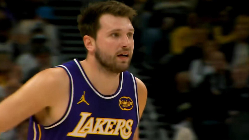 夸张到离谱！湖人火力全开首节就轰18-4领先步行者到20分大关全过程