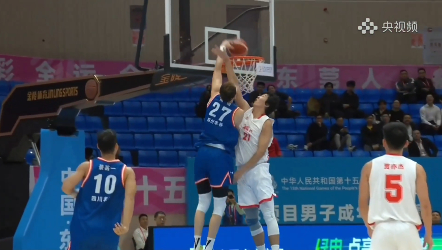 惊天隔扣！周琦快攻隔人残暴劈扣 紧接着又内线强吃打成1+2