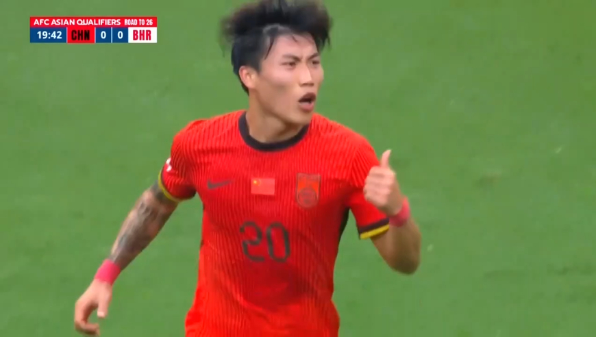 太业余！慢镜还原国足谢文能两次角球开出界全过程，巴林全队笑翻了