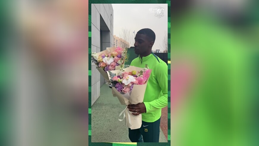 感谢背后的付出，法比奥向国安基地负责洗衣的两位大姐献花