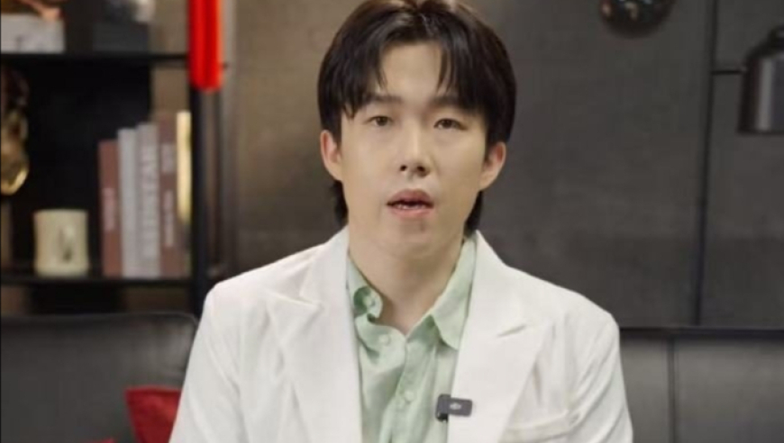 笑喷！王楚钦中秋送祝福衬衫纽扣扣岔了，赛场上三冠王生活中小迷糊