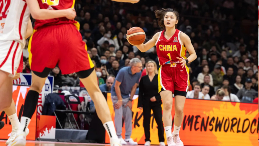 光好看有什么用？女篮漂亮姐妹花合计10中2，球迷：辜负宫鲁鸣