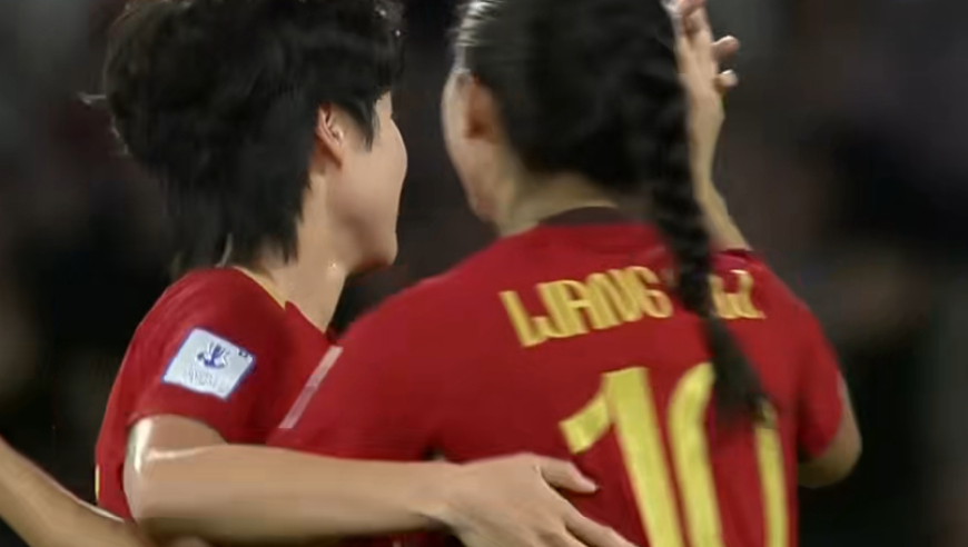 女足亚洲杯争议判罚！李晴瞳吊射空门，对手主帅暴怒，VAR介入