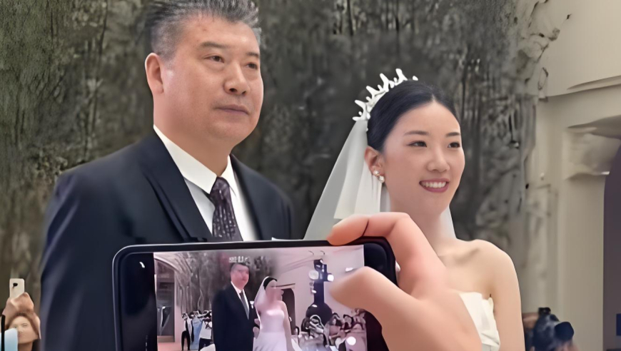 王楠一家参加李隼女儿婚礼！恩师眼含热泪，张怡宁李晓霞也哭了
