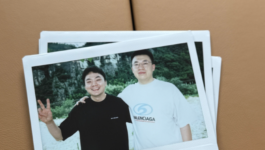 这双C感情太好了，小虎晒出和Light拍立得合照