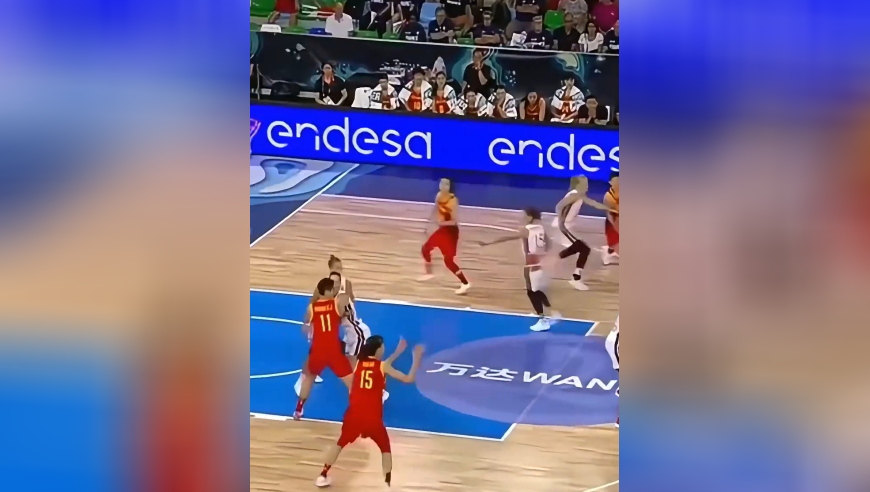 对手疯狂挑衅，中国女篮姑娘们咬牙拼下胜利｜体坛记忆