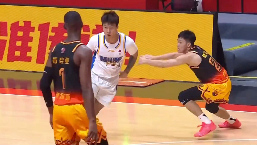 Top时刻 | 13日五佳球：赵睿周琦暴扣连线 郭艾伦不看人妙传