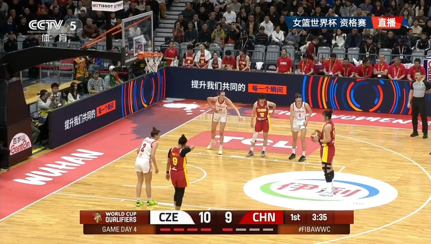 还得是小宝！李月汝抢板补篮得手随后又造犯规 连砍4分助队扳平