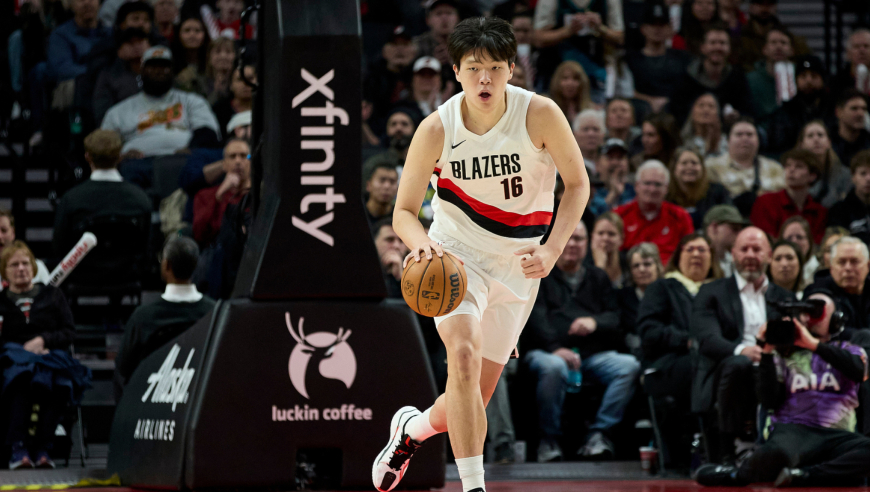 上场就立功！杨瀚森对阵火箭首节全收录：节末上两分钟造亚当斯犯规