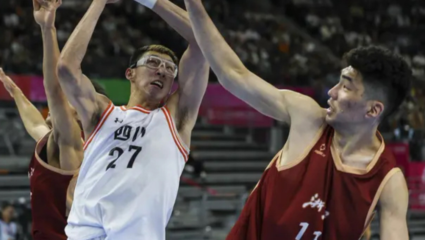 上场 | 隔扣胡金秋硬刚周琦，连得6分逆风翻盘，余嘉豪没白留洋