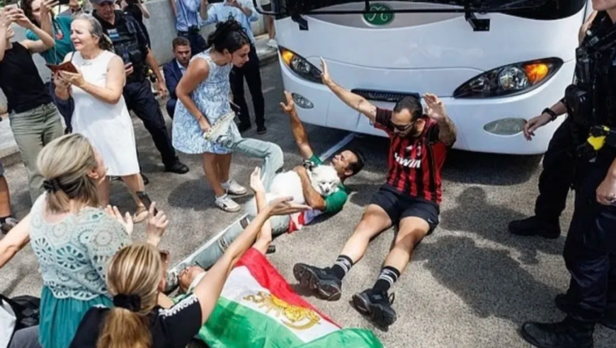 揪心！伊朗女足球员被强行拖上车 大巴内闪光灯求救 家人警告：别回来