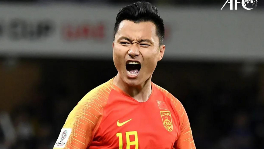 不愧前国足锋霸！慢镜还原郜林老甲A三粒进球，头顶脚踢射术仍在线