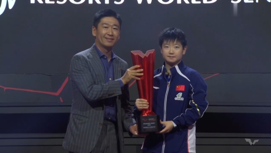 孙颖莎4-2王曼昱夺冠，颁奖仪式一幕引众人大笑，莎莎太可爱了！