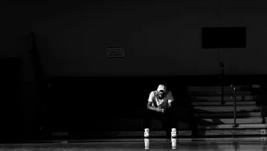 不打了！右膝副韧带扭伤！NBA又一球星突然倒下