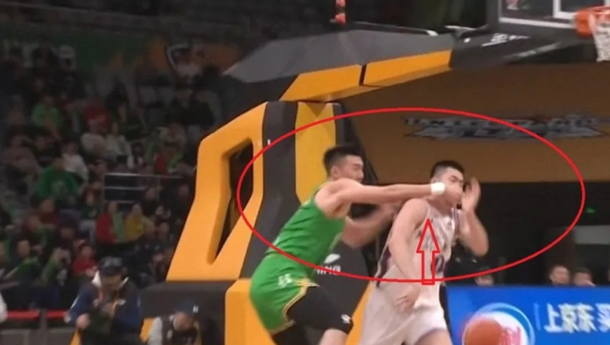 追打杨腾飞+肘掉3颗牙！付豪10轮2违体成新恶汉，CBA该下禁赛令了？