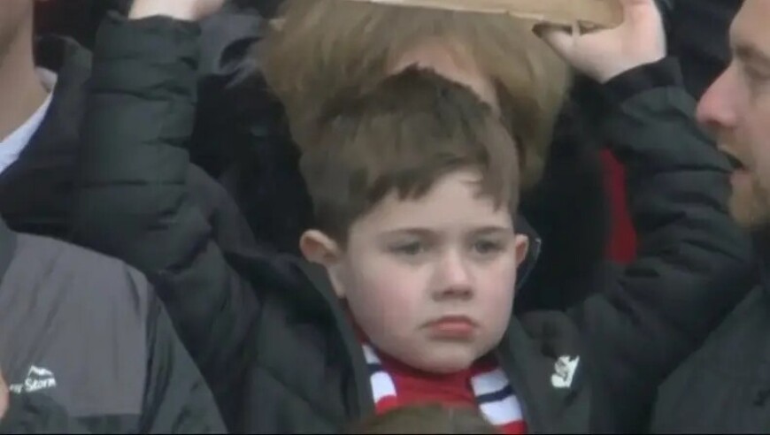 和母亲节冲突，小球迷举牌：抱歉妈妈，但我是首次现场看曼联