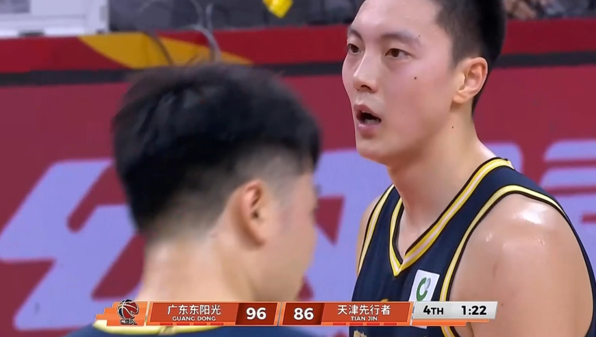 广东天津最后时刻：胡明轩突然爆发连拿8分 詹姆斯强行续命