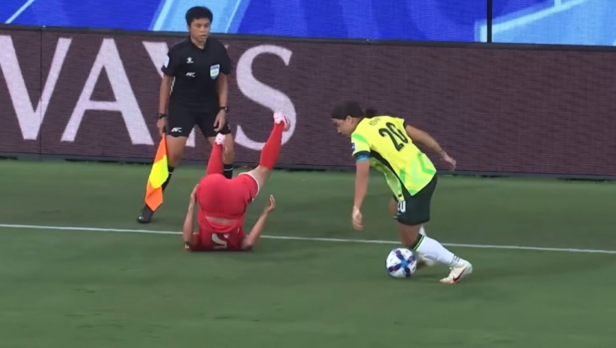 开幕雷击！朝鲜女足队长后场带球被断 澳洲女足就地反击远射打破僵局