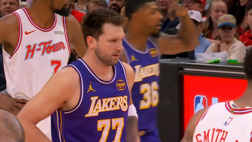 逆天！湖人东契奇开场造火箭三分犯规 但三罚全丢令人大跌眼镜