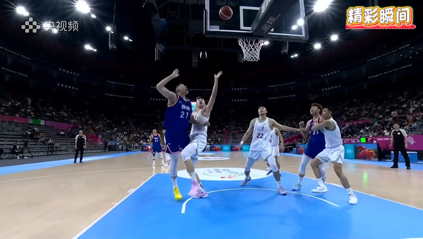 强势回应！付豪三分自信命中 胡金秋直接强攻付豪打成2+1