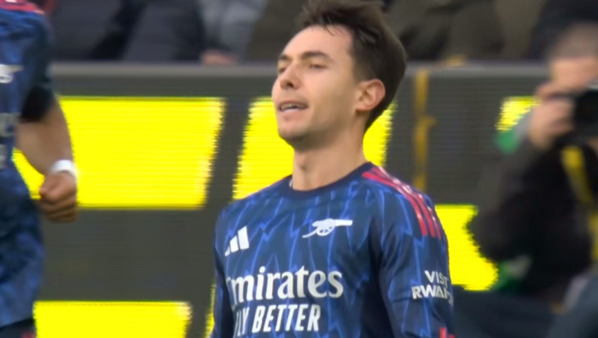 阿森纳领先！马杜埃凯右路45度传中，苏维门迪头球破门