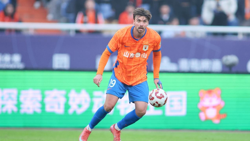 天津防线又是全员目送！谢文能下底精准传中，泽卡无人压迫轻松头槌