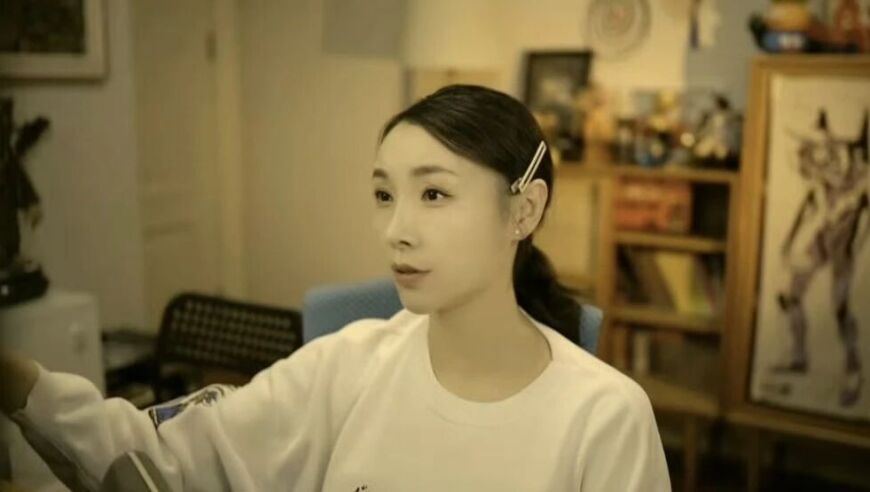 初代电竞女神女流直播谈育儿，称孩子从床下摔下，自责到扇自己巴掌！网友：没必要吧~