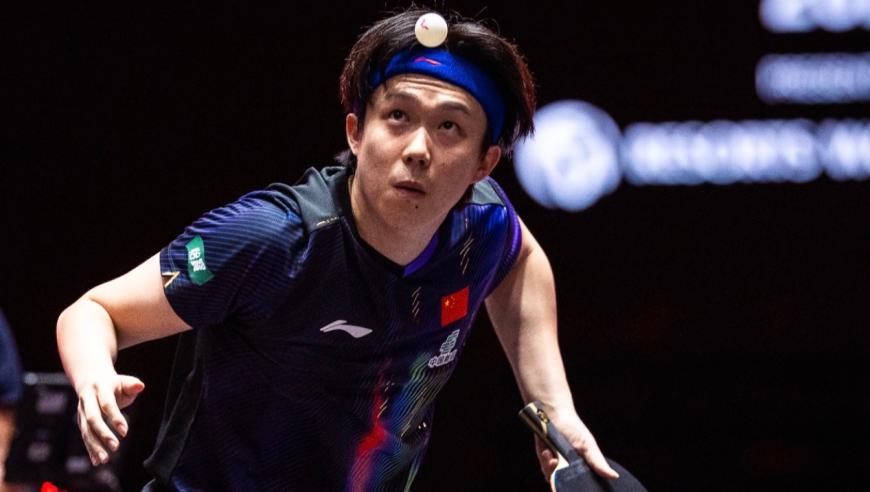 王楚钦不受发球违规影响！被打追身却轰神仙球，日本选手瘫倒在地