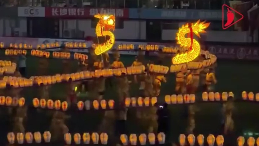 19日晚，湘超第6轮张家界队主场对阵长沙队，赛前国家级非物质文化遗产板板龙灯点亮张家界主场