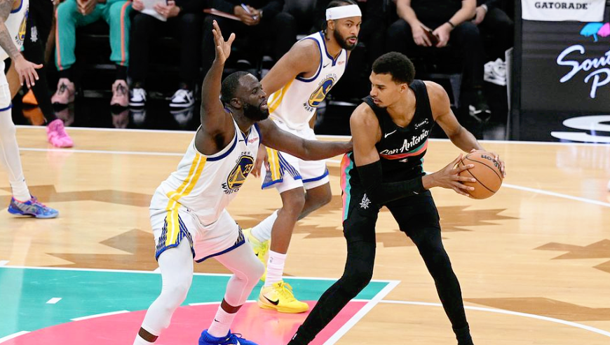 库里46分逆转马刺！单节22分破纪录，文班31+15+10仍难救主