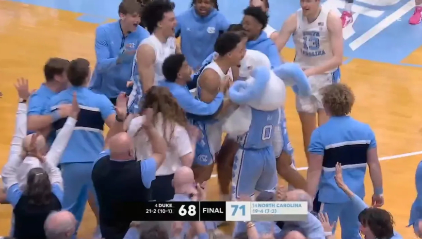 双倍快乐！北卡三分绝杀杜克全场疯狂庆祝 回表0.4秒杜克遭封盖北卡再次庆祝