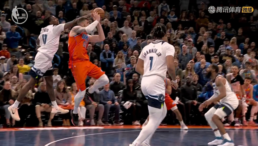 巨大争议！里德超级干净追身大帽被裁判误判 森林狼全队都气疯了