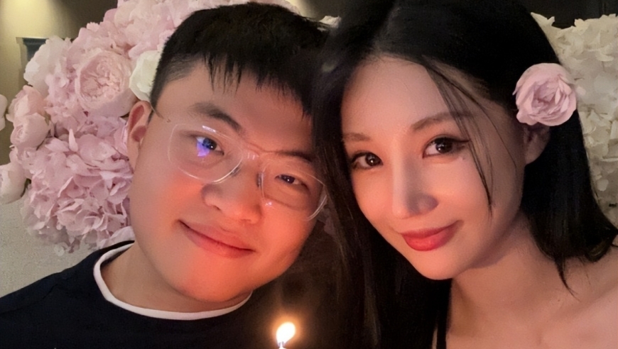 2025年最后一天！UZI宣布喜得爱女，儿女双全，笑得很开心