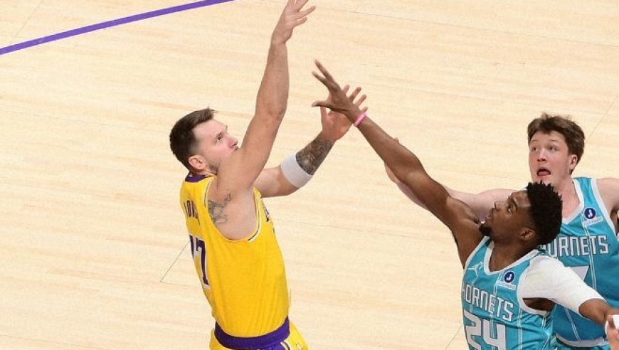 东契奇39+3+4，詹姆斯全能难救主，湖人不敌黄蜂5战4负俯冲附加赛