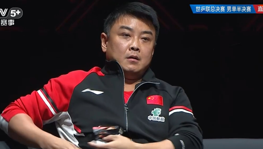 王皓气到收名牌！抿嘴沮丧瞬间被抓拍 与张本智和握手黑脸毫无生机