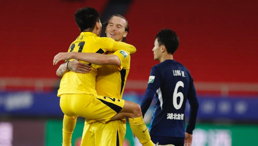 争议红牌！中超十人深圳2-1险胜武汉保级在望：于睿送乌龙