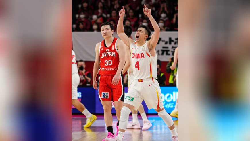 感人！中国球迷在冲绳挥舞国旗为国家队加油，对赵继伟高喊MVP