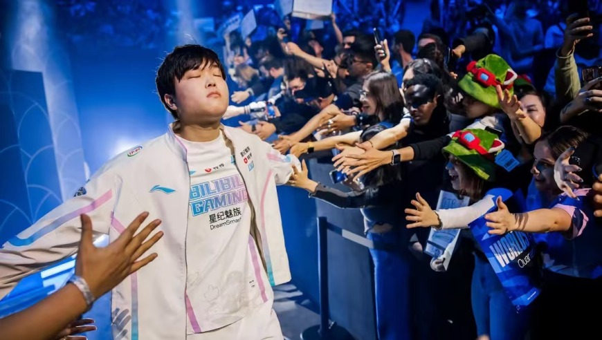 继&ldquo;周淑怡谈Gala秀腹肌：打破了我对选手身材管理的认知&rdquo;后，Bin哥好胜心也上来了，发贴&ldquo;其实我的也还行&rdquo;