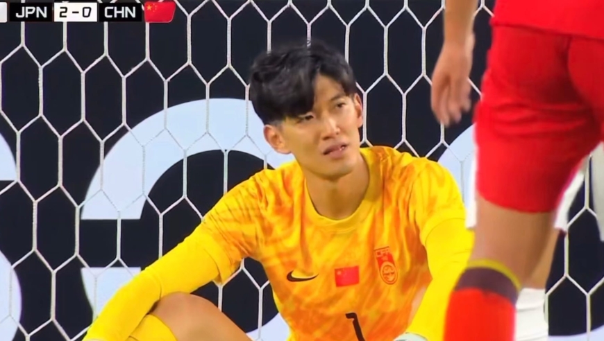 国足丢第二球！朱辰杰被打小门变向，颜骏凌被晃无奈坐地上懊恼