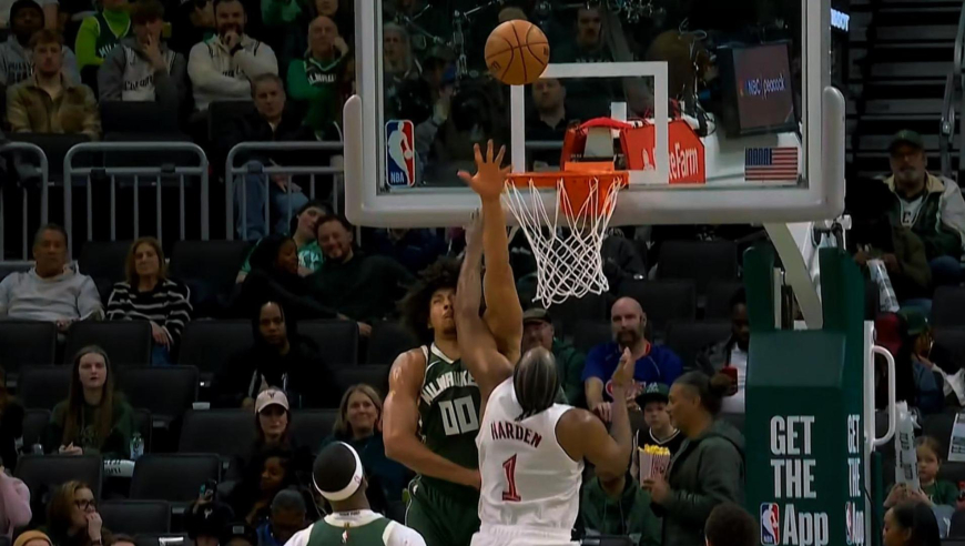 以牙还牙！骑士哈登被雄鹿西姆斯垫脚 随后哈登肘击打到西姆斯流血