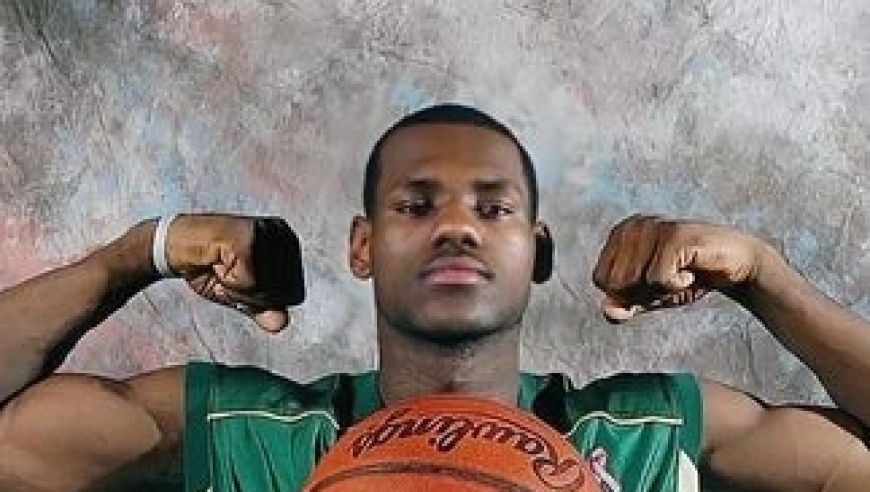 悲惨的童年没有击垮詹姆斯，在母亲和养父身边，詹姆斯健康长大｜体坛记忆