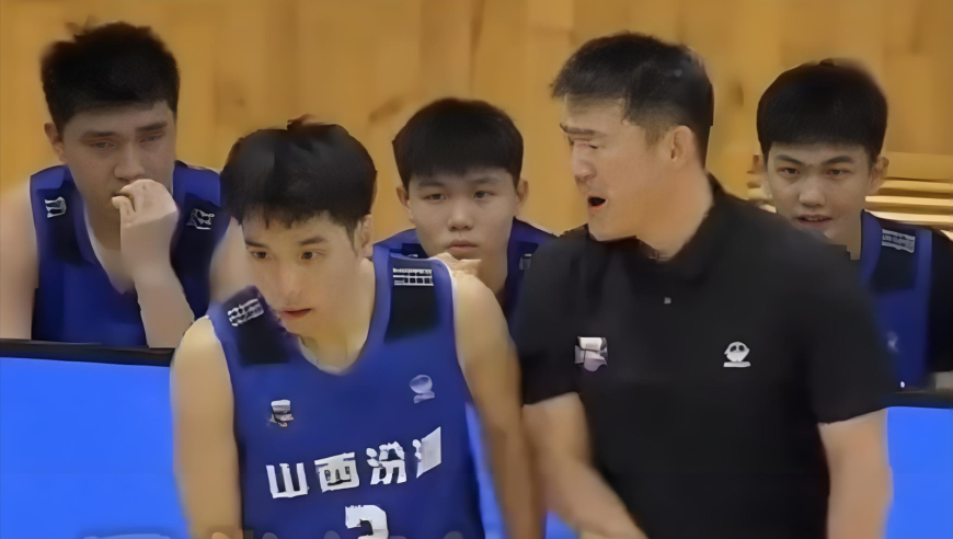 赛帧 | 国内篮坛争议一幕！名帅疑似扇球员耳光，难阻被广东绝杀