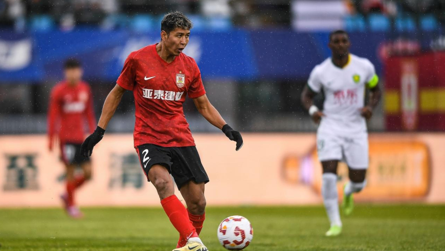 亚泰纸糊防线一打就穿！门前2V1都防不住，还好国安犯规进球被取消