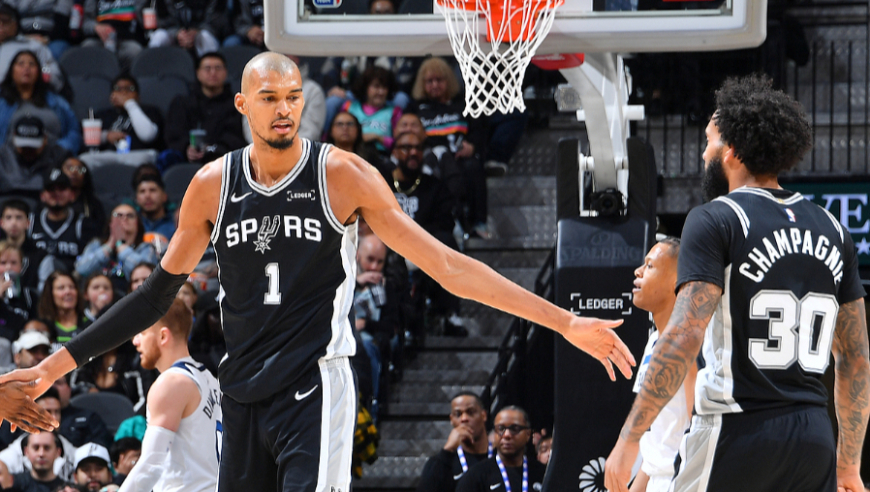 马刺森林狼生死时刻：爱德华兹三分续命 文班亚马关键篮板杀死比赛